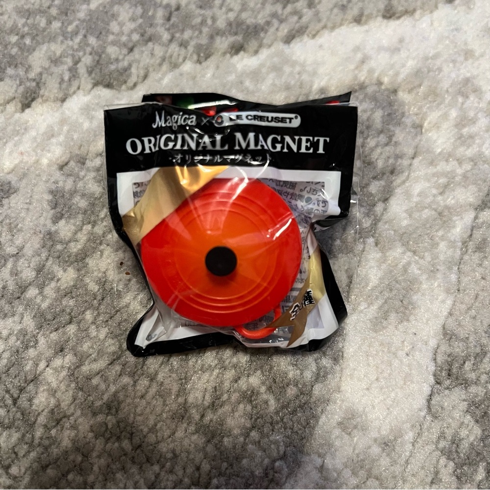 BNIB Le Creuset 4.5cm plastic Magnet - Round Casserole Flame Orange